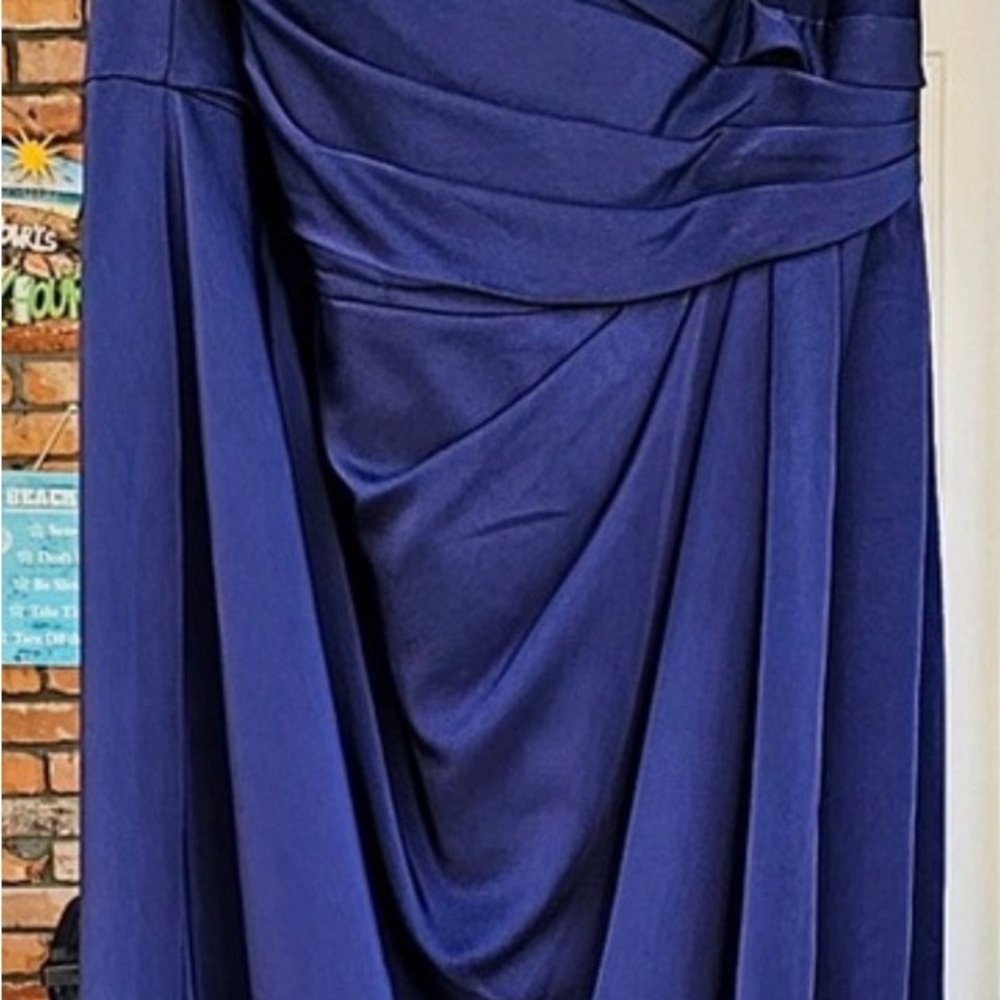 Beautiful navy formal evening gown size18/fits like a 16